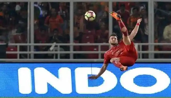 Pemain persija jakarta marko simic saat tendangan salto Pemain Persija Jakarta Marko Simic Saat Tendangan Salto